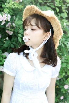 他缓慢有力的在车里撞着